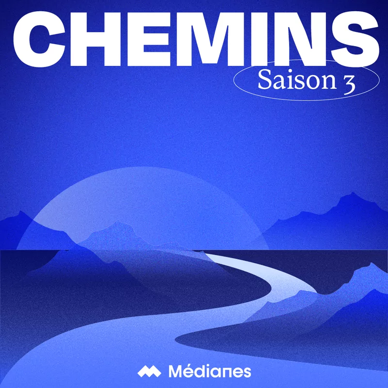 Pochette du podcast Chemins, saison 3 : un chemin serpente entre des montagnes bleues sous une pleine lune.