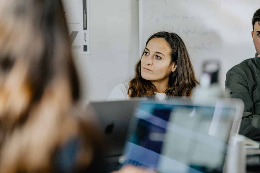 Une participante à une formation Médianes, devant son ordinateur
