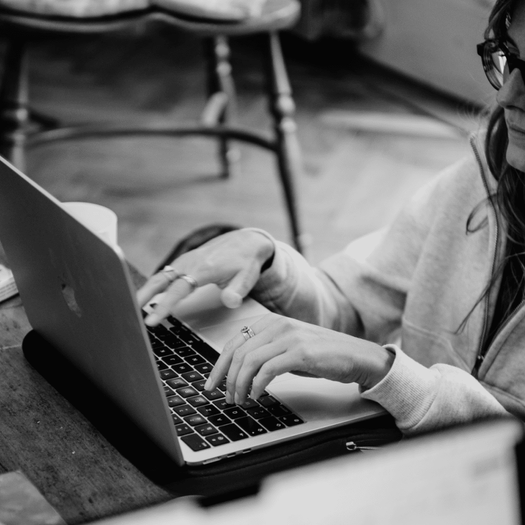 Des mains sur un clavier d’ordinateur portable
